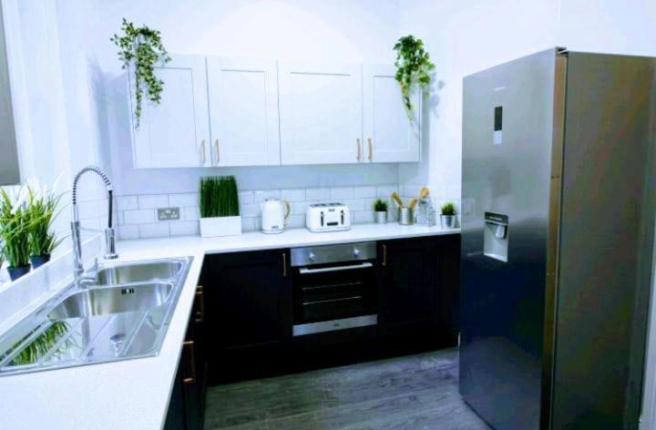 Darwin Stays - Service Accommodation In Newcastle Under Lyme City Centre Exterior foto